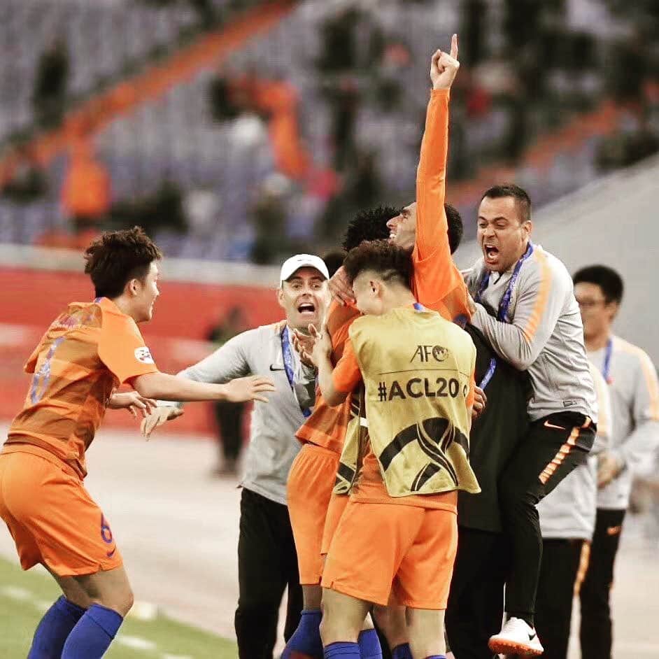 マルアン・フェライニのインスタグラム：「So happy to qualify for next round - great team effort - let’s do this 🙌🏻🙌🏻#asianchampionsleague @lunengtaishan 💪💪💪」