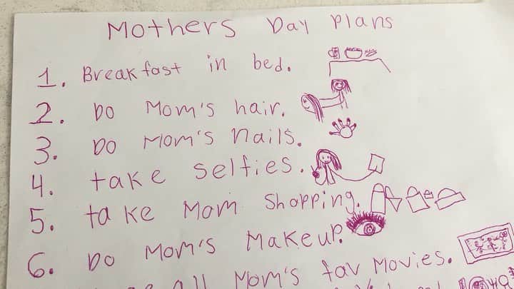 Angie Keiserのインスタグラム：「It’s true. The resounding answer among moms when asked what they truly want is ALONE TIME. For me, that would be a full day nap 😴 And guess what? @Kraft_brand is helping moms get that alone time by PAYING FOR THEIR BABYSITTERS!! This is not a drill, it’s the real deal! Go to kraftmothersdayaway.com to learn more. Happy Mother’s Day! 💕 #kraftmothersdayaway #ad」