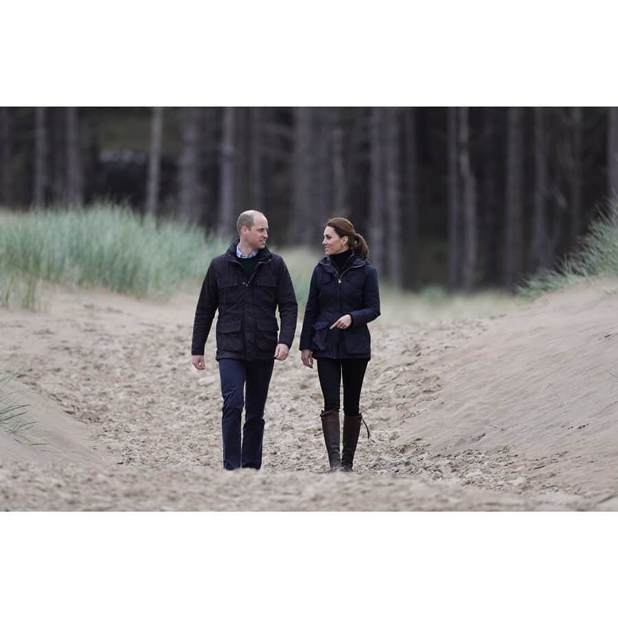 ウィリアム（ケンブリッジ公）さんのインスタグラム写真 - (ウィリアム（ケンブリッジ公）Instagram)「In Anglesey The Duke and Duchess of Cambridge met up with the Menai Bridge @Scouts to explore Newborough Beach's wildlife habitat, and hear more about the importance of the nesting bird colonies on neighbouring Llanddwyn Island.  The Duchess previously volunteered with the Scouts during her time in Anglesey, and during the visit heard how the Scouts are working closely with local organisations and schools to protect the region’s natural habitat.  The Duke and Duchess then joined pupils from local primary schools for a beach clean, organised by the Isle of Anglesey County Council and marine conservation group @SurfersAgainstSewage.  Anglesey became the first county in the UK to be awarded Plastic Free Communities status by the group, in recognition of its fantastic work to reduce the impact of single-use plastic on the environment through its the ‘Plastic Free Anglesey’ campaign. 📷PA / Kensington Palace」5月9日 1時29分 - princeandprincessofwales