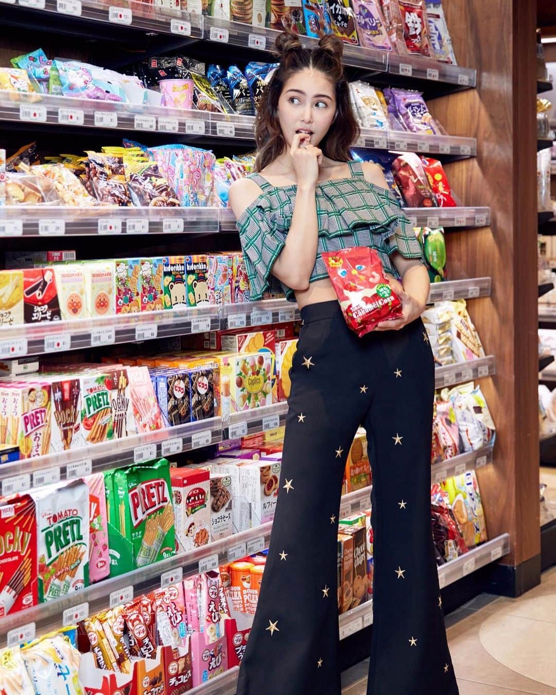ハンナ・クインリヴァンさんのインスタグラム写真 - (ハンナ・クインリヴァンInstagram)「What’s you favorite snack for treats 你們去超市一定要買的零食是什麼？ @jendesstudio」5月9日 1時29分 - hannah_quinlivan