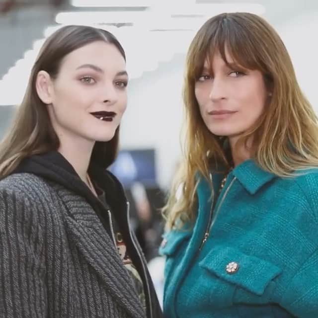 カロリーヌ・ド・メグレのインスタグラム：「PART 1/ I take you behind the scenes of the #CHANELCruise 2019/20 show to look at @LuciaPicaOfficial ‘s makeup creation with @VittoCeretti @Adesuwa @Kokiofficial_0205 #FromTheShowToYourHome #cdmvideo #cdmblp Music @yarolpoupaud #bonustracksrecords #cdmproduction List of products on: @chanel.beauty」