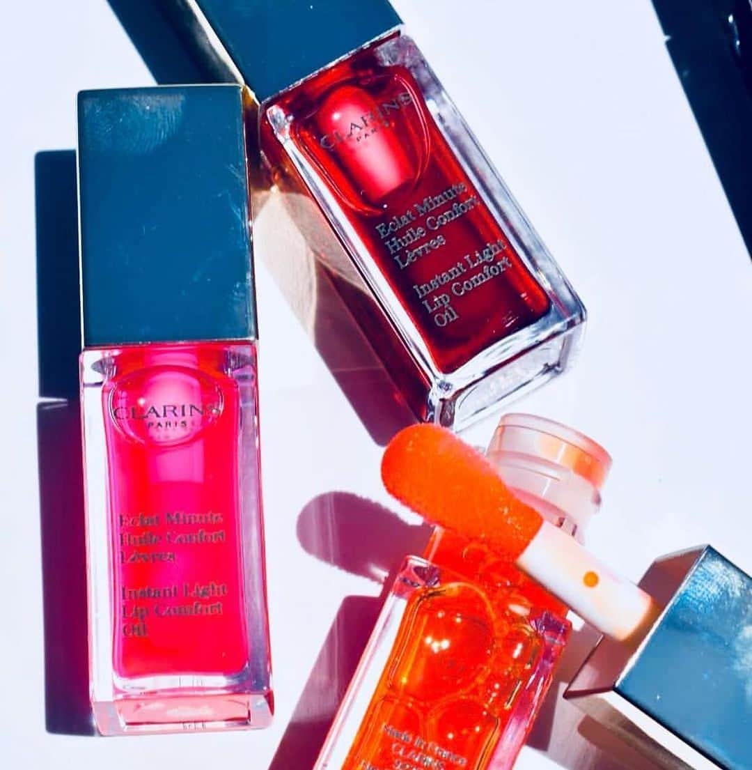 CLARINSさんのインスタグラム写真 - (CLARINSInstagram)「Subtle tint, but serious shine ✨ Our lip oils are infused with 100% pure plant oils to nourish, soothe and plump your pout all day long. Which flavor is your fav? #ClarinsMakeup 📷: @i.artmania」5月9日 1時51分 - clarinsusa