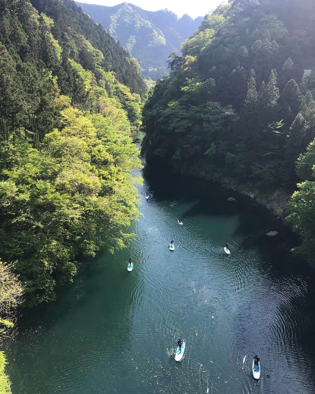 日下裕江さんのインスタグラム写真 - (日下裕江Instagram)「Supの聖地？  ってくらいサップしてる人が沢山いた〜✩︎⡱ みんなボードの上で仰向けで寝てたり、ゆったり漕いで気持ち良さそうだった✨  1度やってみたいな〜❀.*･ﾟ  #sup #サップ #川サップ #気持ち良さそう #白丸湖 #多摩川 #鳩ノ巣渓谷」5月9日 1時51分 - hiroe___h