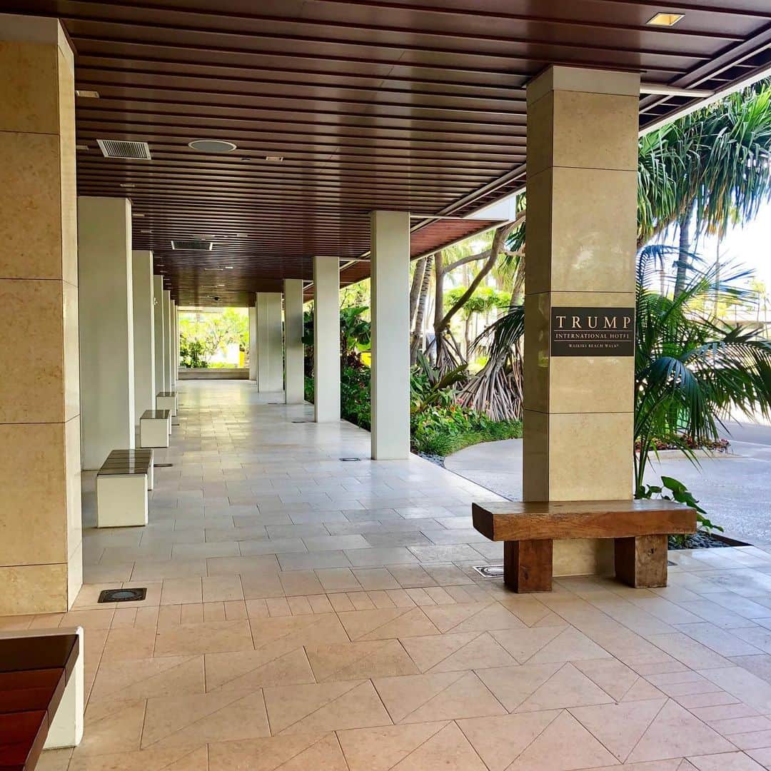 Trump Waikikiさんのインスタグラム写真 - (Trump WaikikiInstagram)「The marbled entryway at Trump Waikiki is also a path that leads you to memorable moments under the sun.  It’s less than a two-minute walk to the beach. #trumpwaikiki #neversettle #forbesfivestarhotel #fivestarhotelwaikiki #luxuryhotel  1階エントラスから徒歩数分でワイキキのビーチにアクセスできます。 #トランプワイキキ #5つ星ホテル #ラグジュアリートラベル #ワイキキビーチ #ハワイ旅行」5月9日 2時02分 - trumpwaikiki