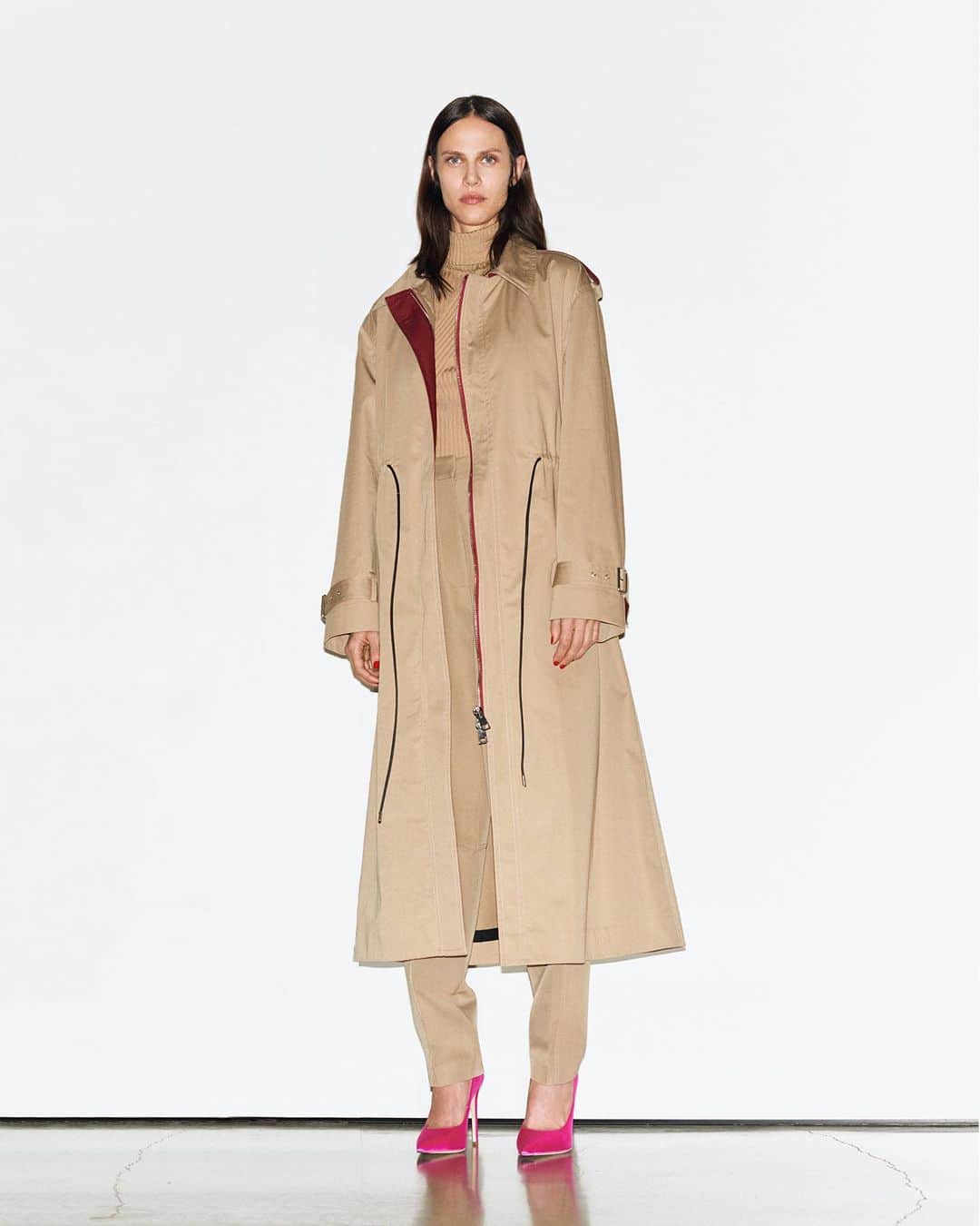 のインスタグラム：「Rain proof and stylish, the oversized trench from my #VBPreAW19 collection - an updated classic. x VB」