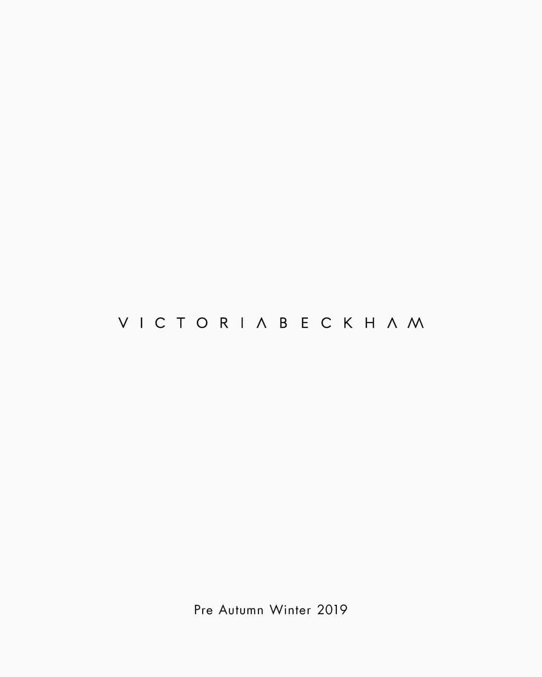 ヴィクトリアベッカムさんのインスタグラム写真 - (ヴィクトリアベッカムInstagram)「Rain proof and stylish, the oversized trench from my #VBPreAW19 collection - an updated classic. x VB」5月9日 1時58分 - victoriabeckham