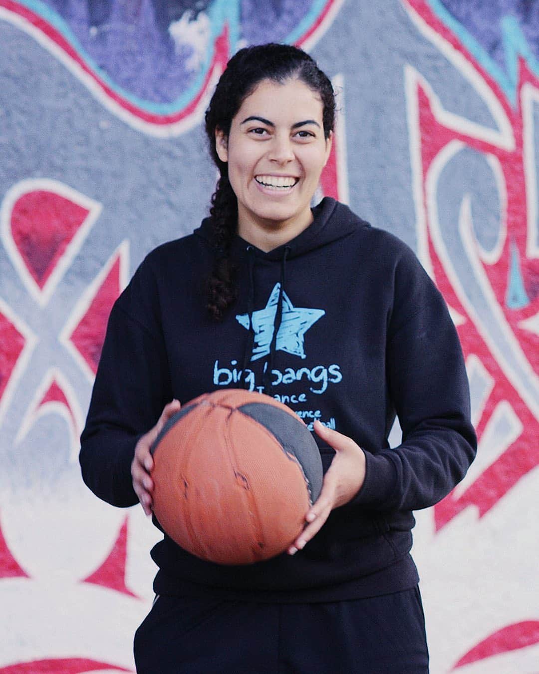 Nike Womenさんのインスタグラム写真 - (Nike WomenInstagram)「“It’s thanks to these small movements made with our hearts, that we will make an impact on society.” ⠀ Lemya from Paris is using the Gurls Talk Made To Play Fund to help displaced girls from the Roma community integrate through basketball. See more in our stories.」5月9日 1時59分 - nikewomen