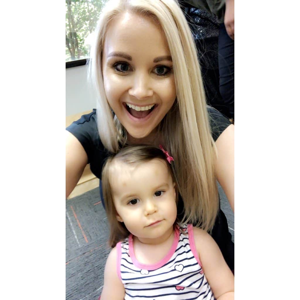 カーラ・モナコのインスタグラム：「An early Mother’s Day celebration with my angel face, at her Preschool! My week has been made. 🥰💖🖤 #ScarlettArya #selfieswithatoddlerarenteasy」