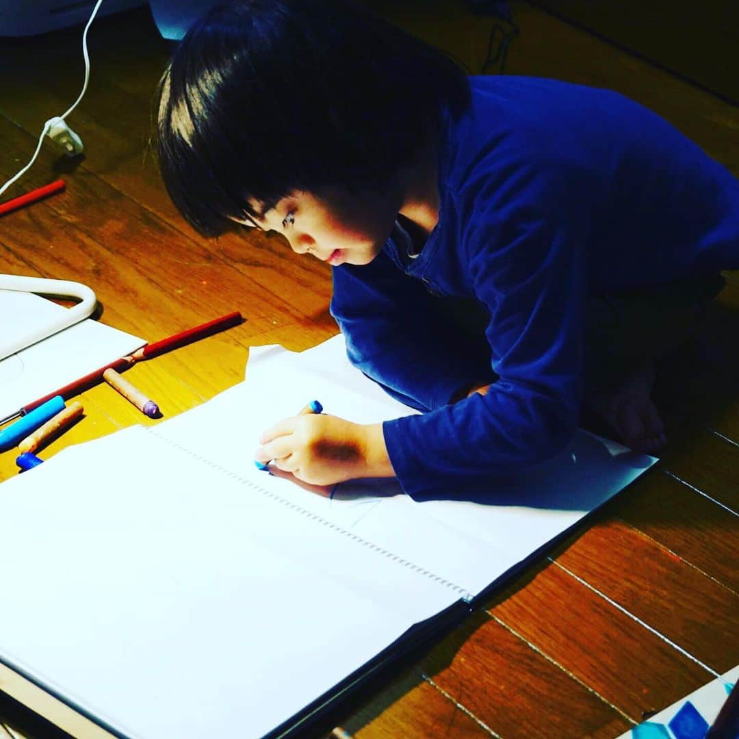 龍円愛梨さんのインスタグラム写真 - (龍円愛梨Instagram)「I like Nico’s drawings:) 最近、夢中になって絵を描いてる姿をよくみかけます。ニコの絵が、なんか可愛らしくみえるのは親バカなんだろうなぁ。  #お絵描き #ダウン症 #スペシャルニーズ #6歳 #シングルマザー #childdrawing #downsyndrome #specialneeds #lovedrawing」5月9日 2時03分 - airi_ryuen