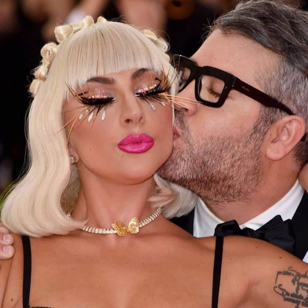 IMG Modelsさんのインスタグラム写真 - (IMG ModelsInstagram)「Smooch. 💋 @brandonmaxwell + #LadyGaga on the #2019 #MetGala pink carpet. #⭐️ #IMGstars」5月9日 2時05分 - imgmodels