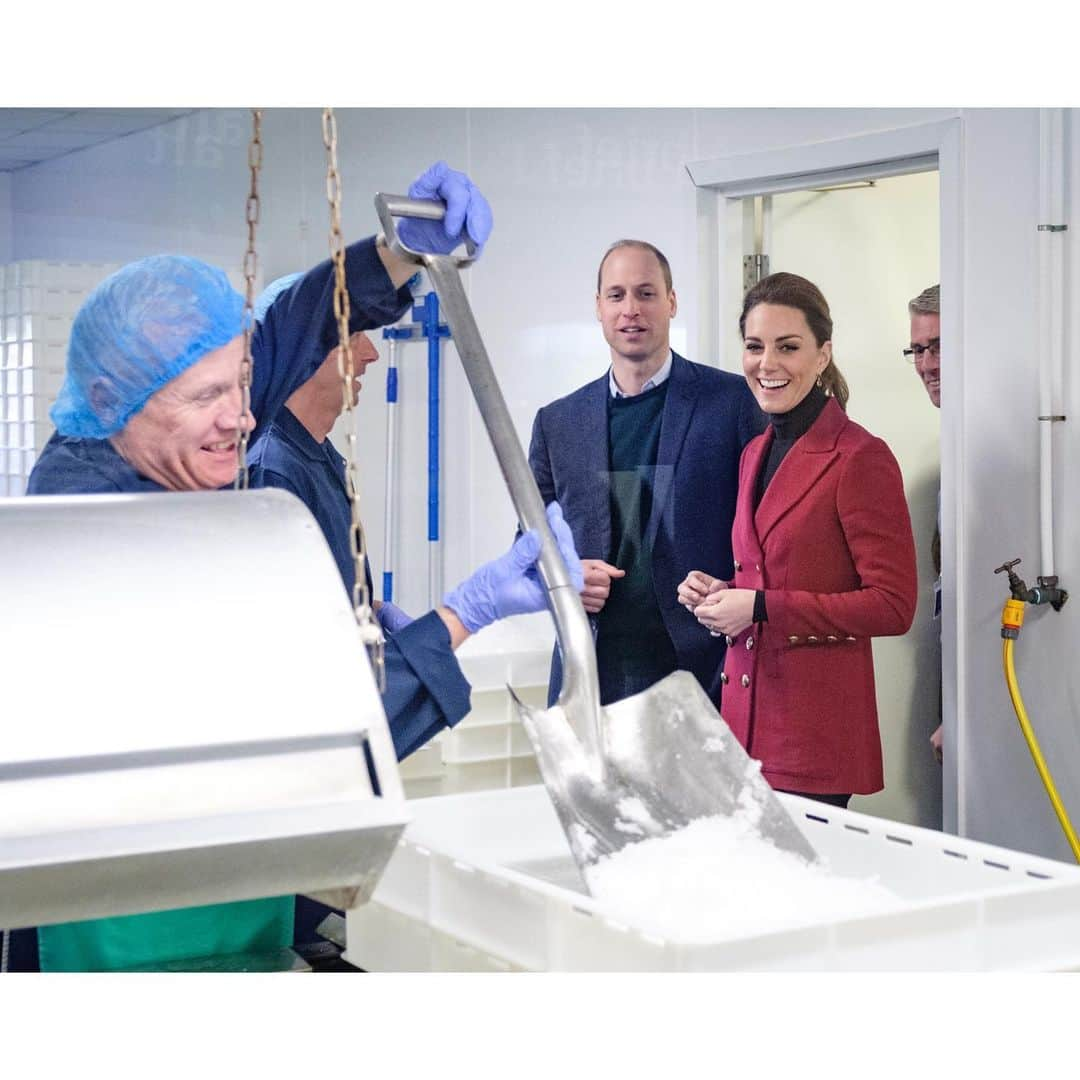 ウィリアム（ケンブリッジ公）さんのインスタグラム写真 - (ウィリアム（ケンブリッジ公）Instagram)「🧂 In Anglesey The Duke and Duchess of Cambridge visited Halen Môn Anglesey Sea Salt, a thriving local business which has been operating for over two decades, and won The Queen’s Award for Sustainability in 2017.  The Duke and Duchess saw the salt making process from hand harvesting to packaging, and learned more about Halen Môn’s collaborations with other local food producers, and their involvement in community initiatives.」5月9日 2時05分 - princeandprincessofwales