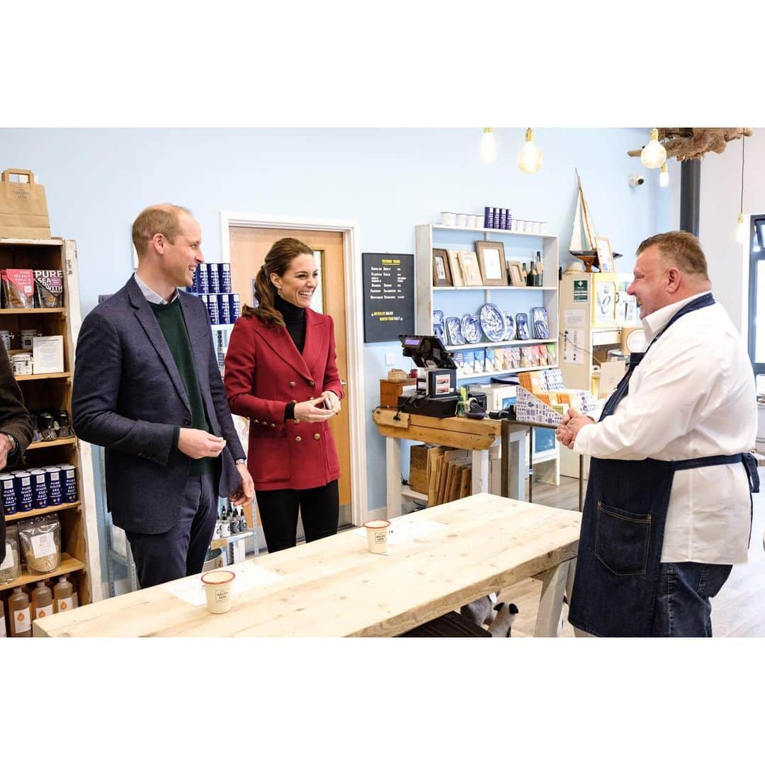 ウィリアム（ケンブリッジ公）さんのインスタグラム写真 - (ウィリアム（ケンブリッジ公）Instagram)「🧂 In Anglesey The Duke and Duchess of Cambridge visited Halen Môn Anglesey Sea Salt, a thriving local business which has been operating for over two decades, and won The Queen’s Award for Sustainability in 2017.  The Duke and Duchess saw the salt making process from hand harvesting to packaging, and learned more about Halen Môn’s collaborations with other local food producers, and their involvement in community initiatives.」5月9日 2時05分 - princeandprincessofwales