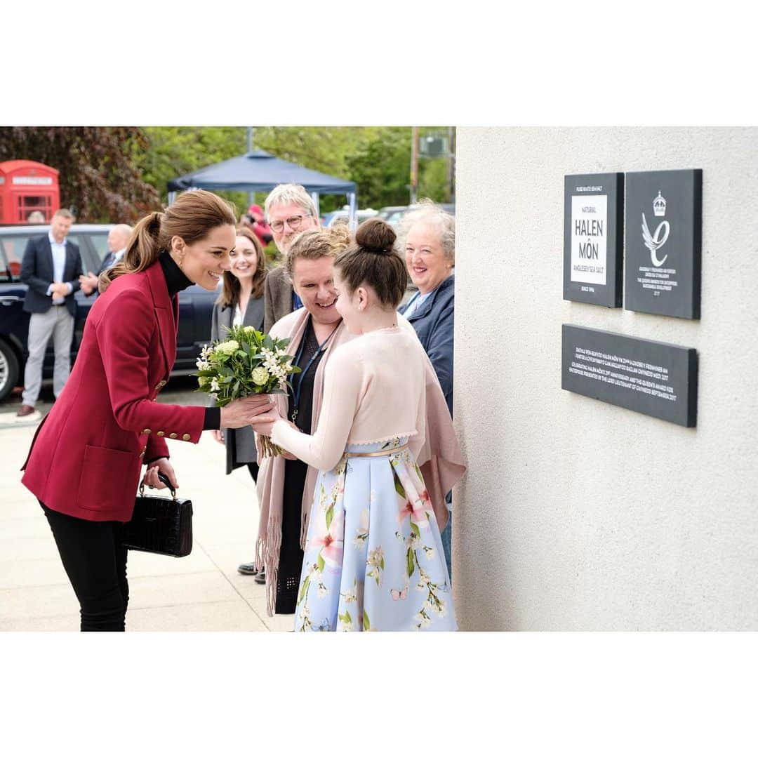 ウィリアム（ケンブリッジ公）さんのインスタグラム写真 - (ウィリアム（ケンブリッジ公）Instagram)「🧂 In Anglesey The Duke and Duchess of Cambridge visited Halen Môn Anglesey Sea Salt, a thriving local business which has been operating for over two decades, and won The Queen’s Award for Sustainability in 2017.  The Duke and Duchess saw the salt making process from hand harvesting to packaging, and learned more about Halen Môn’s collaborations with other local food producers, and their involvement in community initiatives.」5月9日 2時05分 - princeandprincessofwales