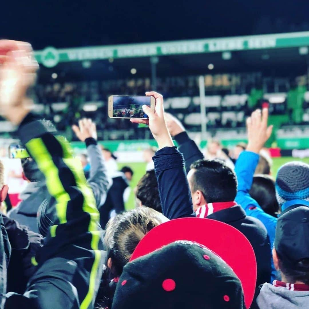 1.FCケルンさんのインスタグラム写真 - (1.FCケルンInstagram)「📸 Fan-Fotos❤️⚪️ Vielen Dank für eure Unterstützung, #effzeh-Fans.  #fcköln #Aufstieg #Köln #Kölle」5月9日 2時05分 - fckoeln