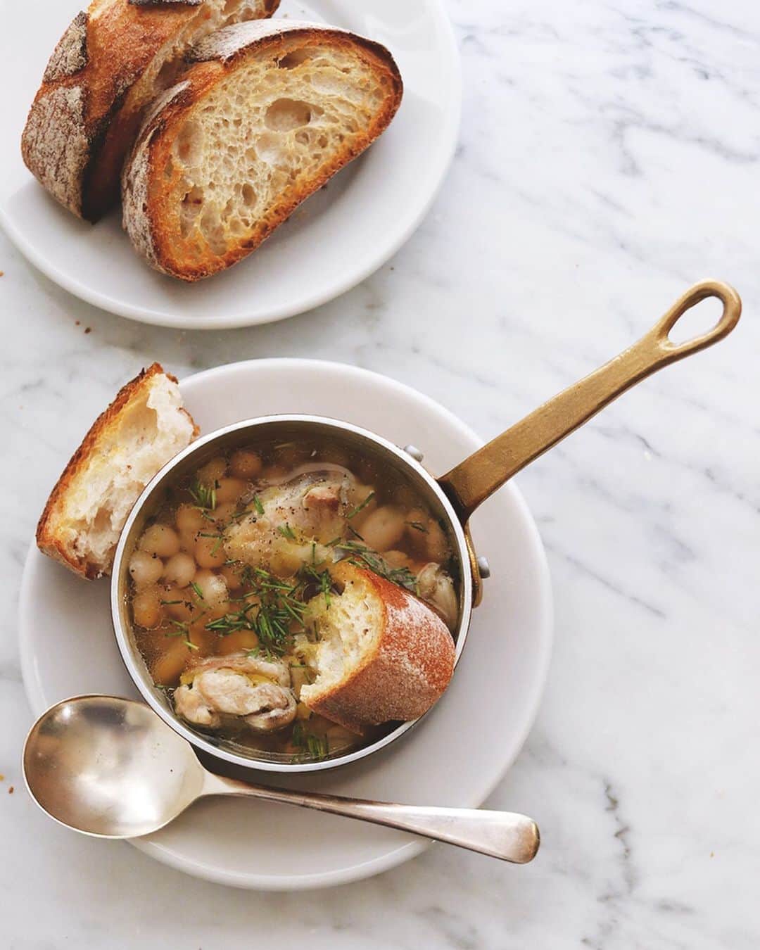 のインスタグラム：「Soup and bread . 今朝はスープとパン。 鶏肉と白いんげんの すっきり塩スープに、 パンをちょい浸して。 . スープの小鍋は バッラリーニです。 #Ballarini_jp . タカキベーカリーの 石窯熟成カンパーニュ。 スープや煮込みとの 組み合せがおすすめ。 @takaki_bakery_official . . #朝スープ #鶏スープ #白いんげん #パンとスープ #タカキベーカリー #石窯パン #石窯熟成カンパーニュ #パン部 #朝ごはん #朝ごパン #パンスタグラム #パン大好き #パン好きな人と繋がりたい #朝ごはん部 #soupandbread」
