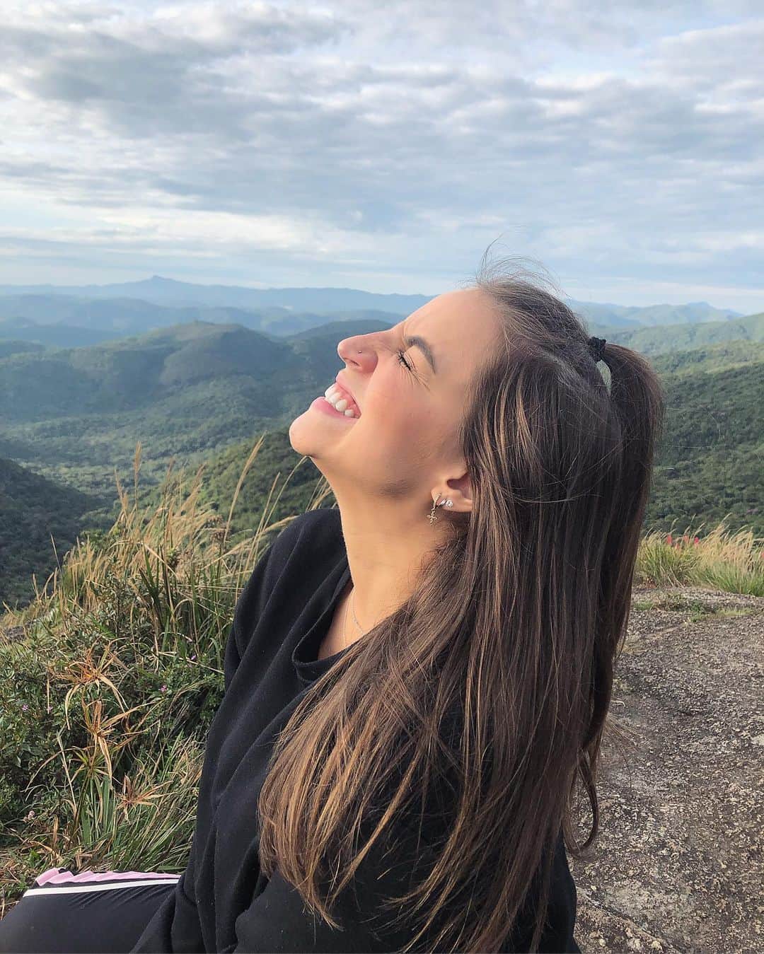 Bruna Unzuetaのインスタグラム：「Sorria, só-ria. 🍃」
