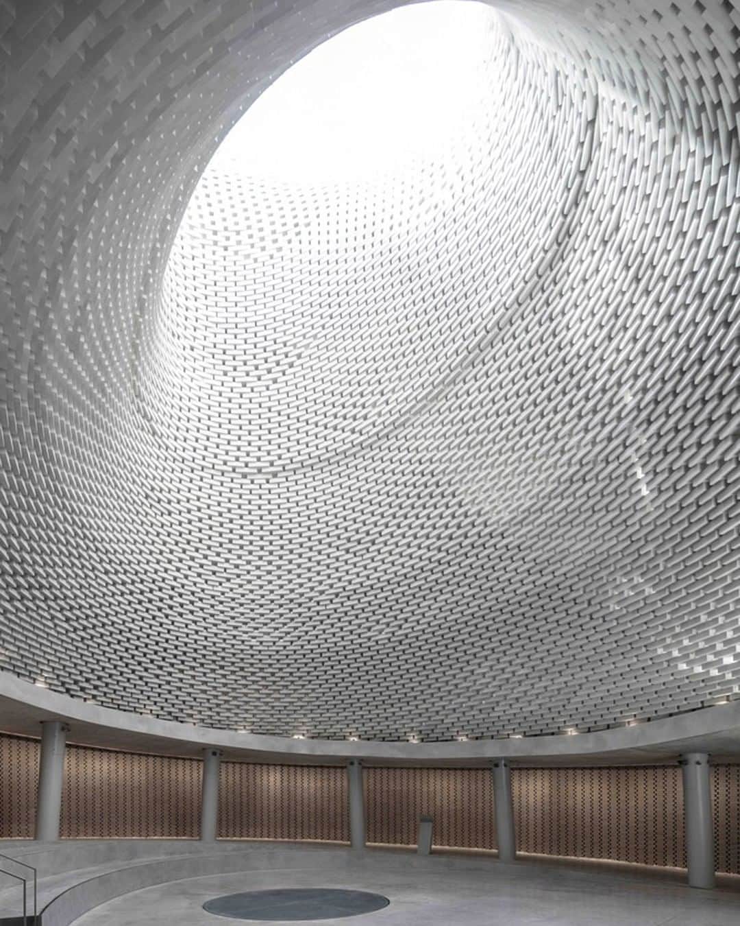 ウォントのインスタグラム：「Inside the “Memorial Hall of Israel's Fallen," designed by Kimmel Eshkolot Architects. The funnel made of concrete bricks allows natural light to pass into this roofless space, so that no artificial light is needed in the memorial during daylight hours. — #repost @brickandwonder #wantinspired #photography #architecture #art #design」