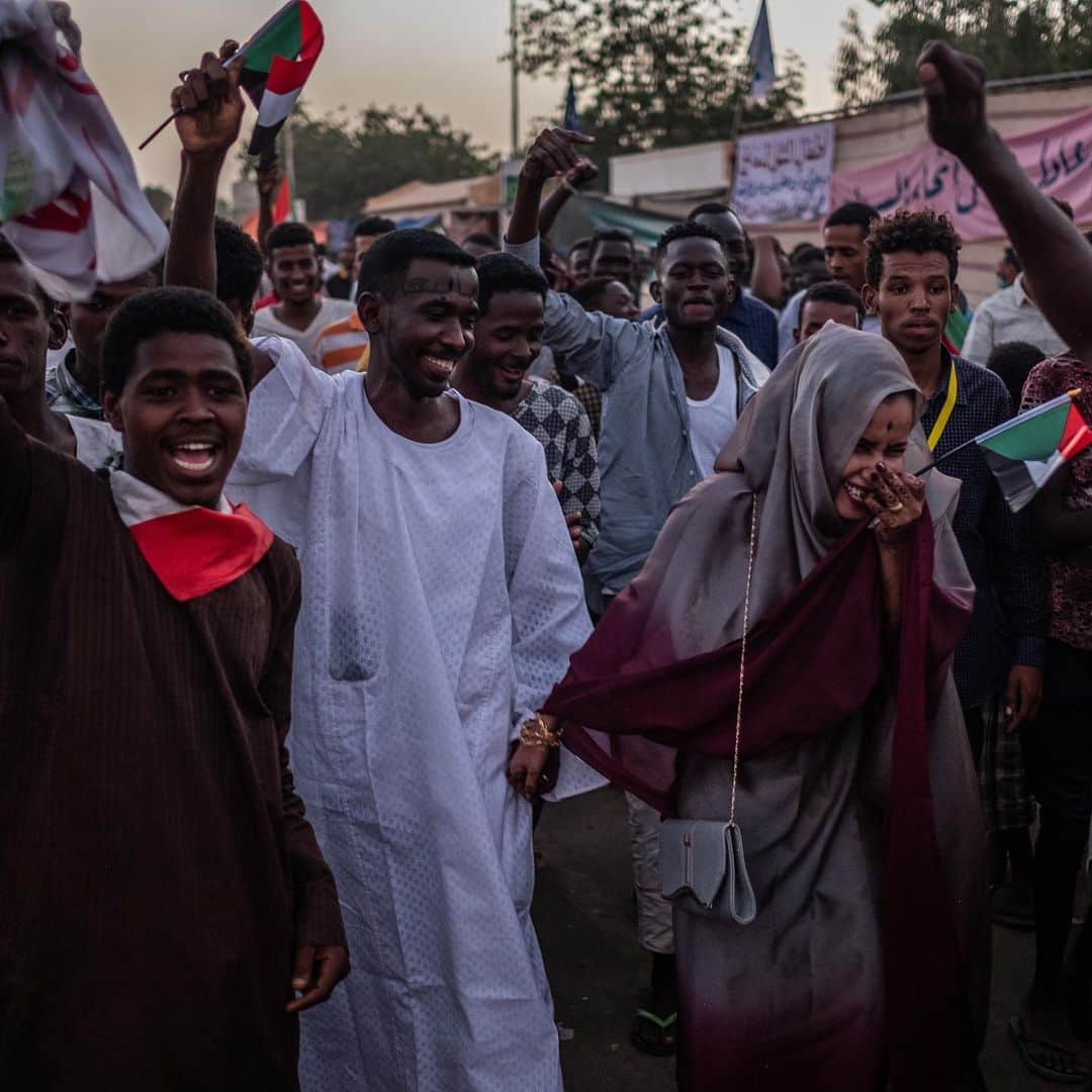 ニューヨーク・タイムズさんのインスタグラム写真 - (ニューヨーク・タイムズInstagram)「Scenes of love and hope in revolutionary Sudan followed the unseating of President Omar Hassan al-Bashir. After decades of airless, joyless rule under al-Bashir, a wave of exuberance has rippled across the capital, Khartoum, where young Sudanese are reveling in newfound freedoms — to talk politics, to party and even to find love. Women in jeans move about without fear of harassment. Couples mingle easily, some holding hands. Sudan’s new freedoms are fragile, and whether they can endure is unclear. Some say the struggle has just begun. “It’s like you’re in a dark place and you can see a small light,” one protester said. “We have a long road to freedom.” @bdentonphoto shot these photos. Visit the link in our profile to read more.」5月9日 2時16分 - nytimes