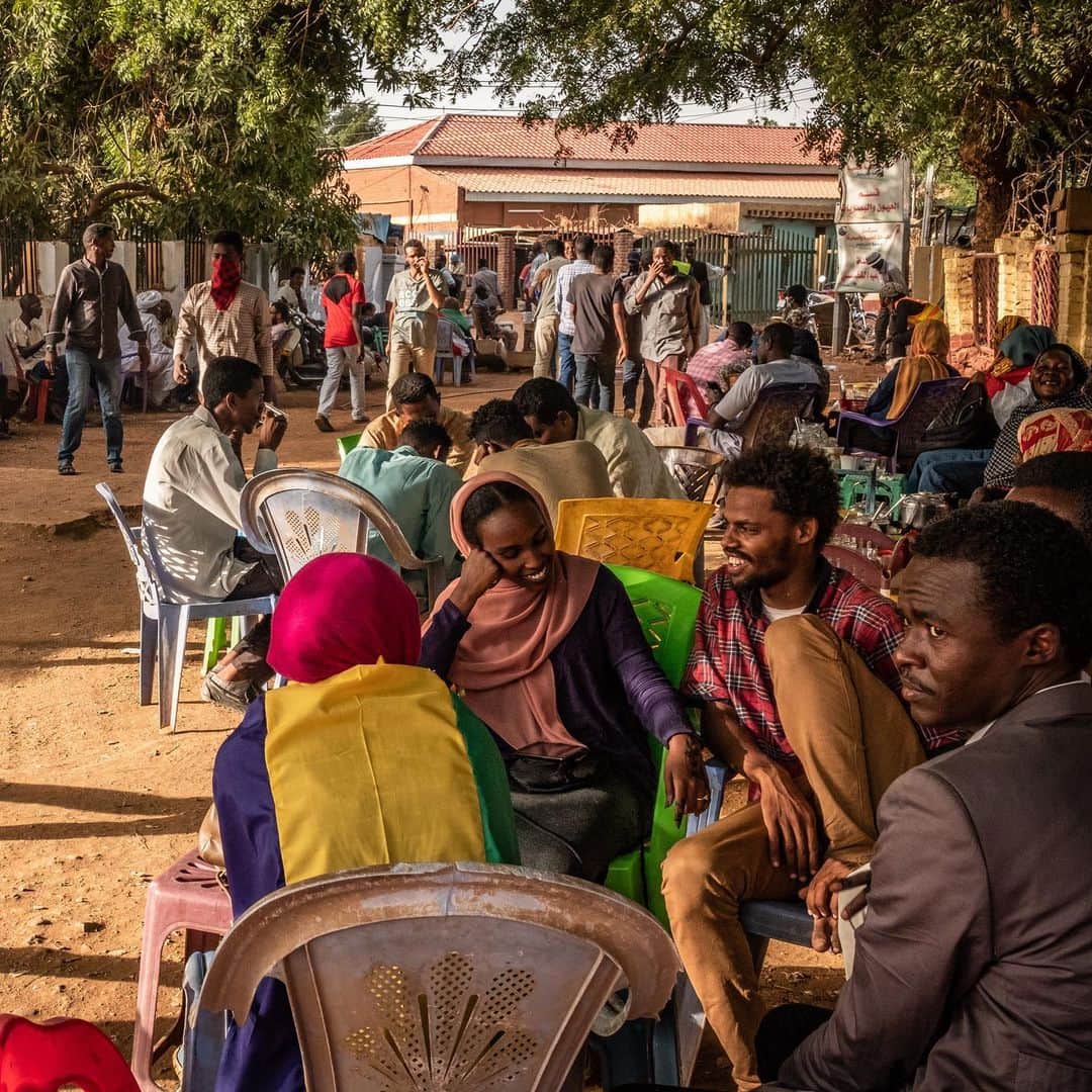 ニューヨーク・タイムズさんのインスタグラム写真 - (ニューヨーク・タイムズInstagram)「Scenes of love and hope in revolutionary Sudan followed the unseating of President Omar Hassan al-Bashir. After decades of airless, joyless rule under al-Bashir, a wave of exuberance has rippled across the capital, Khartoum, where young Sudanese are reveling in newfound freedoms — to talk politics, to party and even to find love. Women in jeans move about without fear of harassment. Couples mingle easily, some holding hands. Sudan’s new freedoms are fragile, and whether they can endure is unclear. Some say the struggle has just begun. “It’s like you’re in a dark place and you can see a small light,” one protester said. “We have a long road to freedom.” @bdentonphoto shot these photos. Visit the link in our profile to read more.」5月9日 2時16分 - nytimes