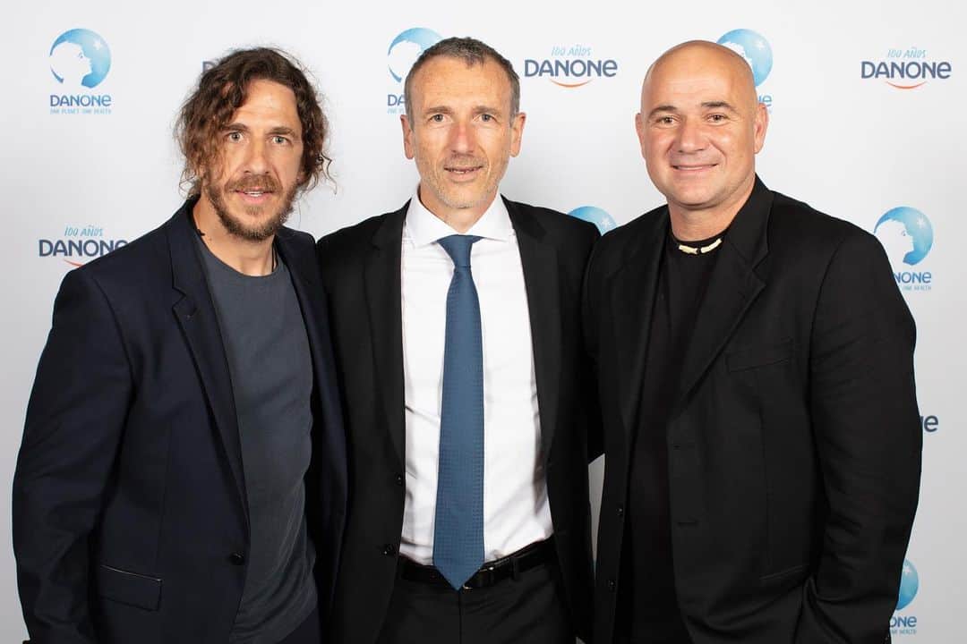 カルレス・プジョルのインスタグラム：「En buena compañía celebrando los 100 años de Danone con Emmanuel Faber y Andre Agassi. Os espero mañana en el Summit #TheLoveBehindFood dónde hablaré sobre la relación entre la alimentación y el deporte. Os espero en streaming a las 10:35h.  Celebrating #Danone100Years in very good company, #EmmanuelFaber and #AndreAgassi, and a pleasure to be part of The Summit #TheLoveBehindFood. You can follow it tomorrow on streaming at 10:35am.」