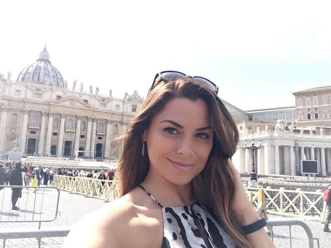 ルイス・グローバーさんのインスタグラム写真 - (ルイス・グローバーInstagram)「Off to see the pope at Vatican City... beautiful day #Spring #travel 🇻🇦🇮🇹#vatican #vaticancity #rome #louiseglover #citybreak #travelgram #travel #travelblogger #travelholic #traveltheworld」5月9日 2時20分 - louiseglover