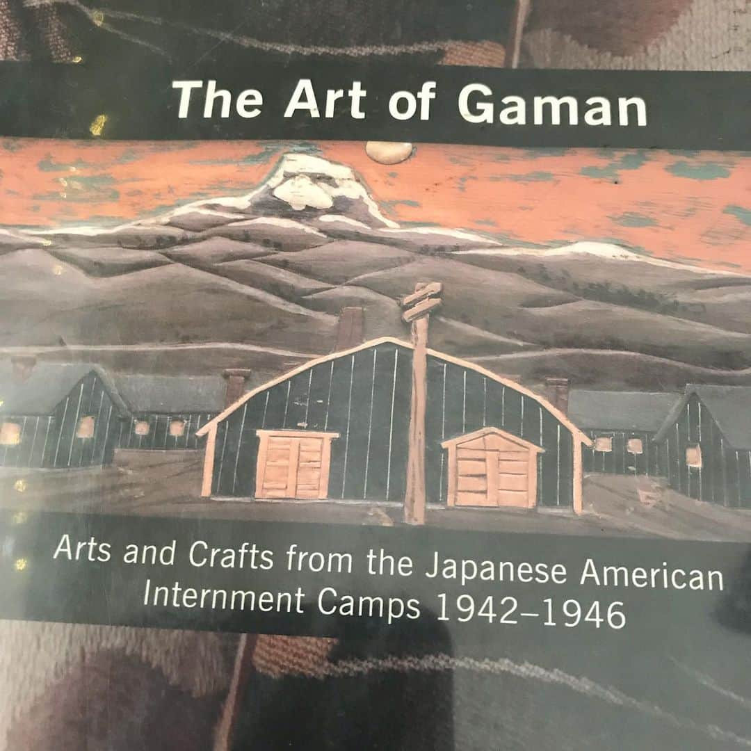 Kishi Bashiさんのインスタグラム写真 - (Kishi BashiInstagram)「So these bird pins (and my new album cover) are from the book “Art of Gaman: Arts and Crafts from the Japanese American Internment Camps 1942-1946” by Delphine Hirasuna.... According to the book, they were inspired by an old @natgeo issue from the time... #omoiyari.  Let’s just say that I owe @loganrobins and @nashtastic91 albums!」5月9日 2時22分 - kishi_bashi