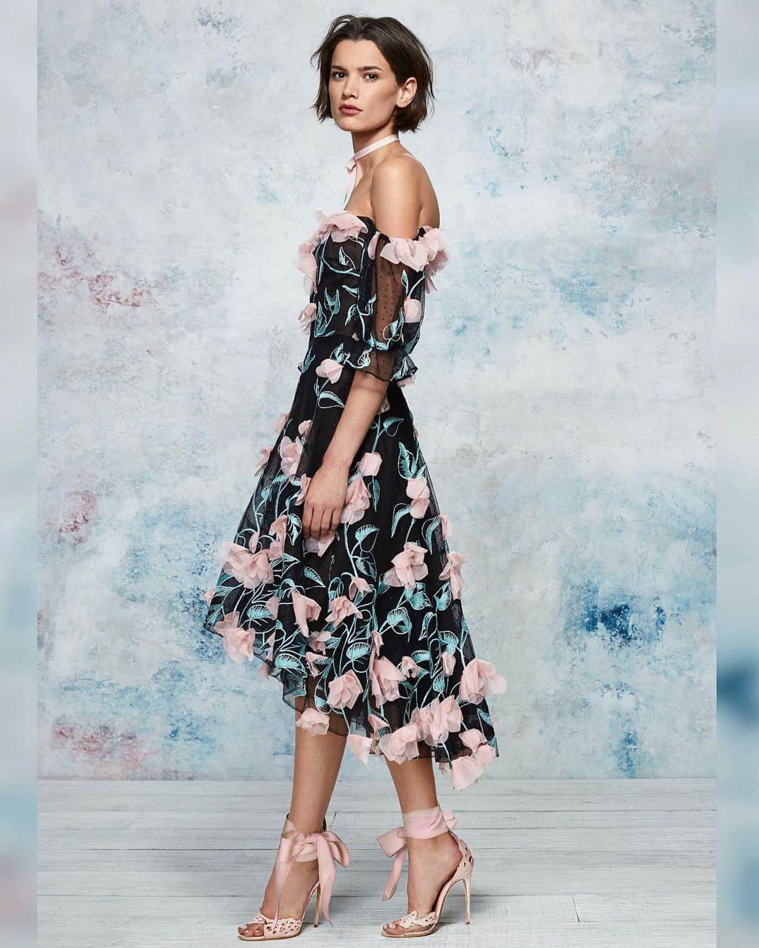 Marchesaさんのインスタグラム写真 - (MarchesaInstagram)「Off shoulder 3D floral embroidered cocktail from the Resort 2019 Marchesa Notte collection. #marchesa #marchesanotte」5月9日 2時24分 - marchesafashion