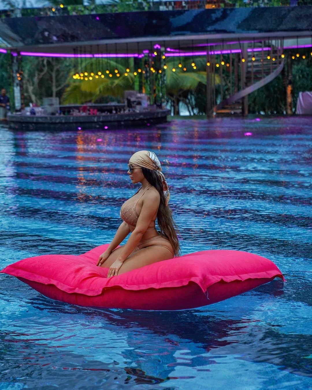 Aylen Aのインスタグラム：「This pillow makes me feel like i’m in a magic carpet ✨ Swipe for videos 👉🏽」