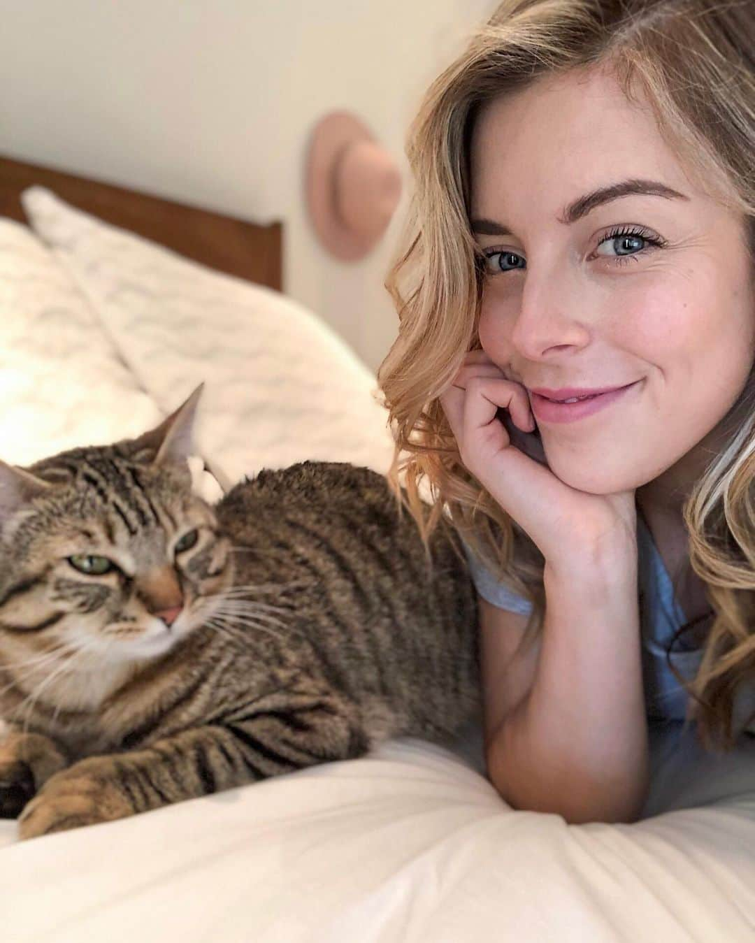 アシュリー・ワグナーさんのインスタグラム写真 - (アシュリー・ワグナーInstagram)「Just a girl and her blurry cat 🐱」5月9日 2時34分 - ashwagner2010