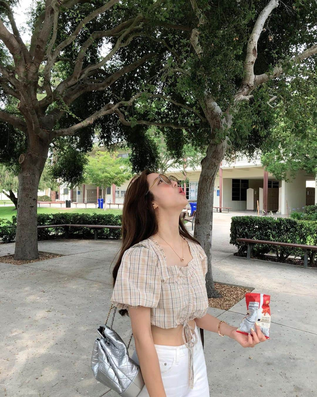 COCO さんのインスタグラム写真 - (COCO Instagram)「First thing I do when I go back to school: eat a mini sized bag of hot cheetos from the vending machines. Hbu? 🙃 . 예전에 다니던 고등학교 놀러갓을때 찍은 사진🙃 십년이 지나도 캠퍼스에서 핫치토스 들고다니는건 여전하다👅 . #throwback #nostalgia」5月9日 2時41分 - rilaccoco