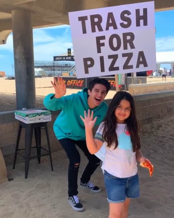 Brent Riveraのインスタグラム：「I gave pizza to people that picked up trash on the beach😍🍕tag a friend♻️」