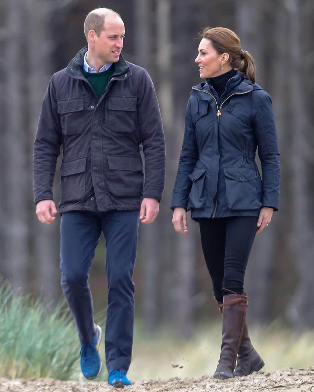 Just Jaredさんのインスタグラム写真 - (Just JaredInstagram)「Duchess Kate Middleton and Prince William had a day of royal appearances today! First they visited a helicopter search and rescue before heading to the beach in North Wales.  #KateMiddleton #PrinceWilliam Photos: Getty」5月9日 2時53分 - justjared