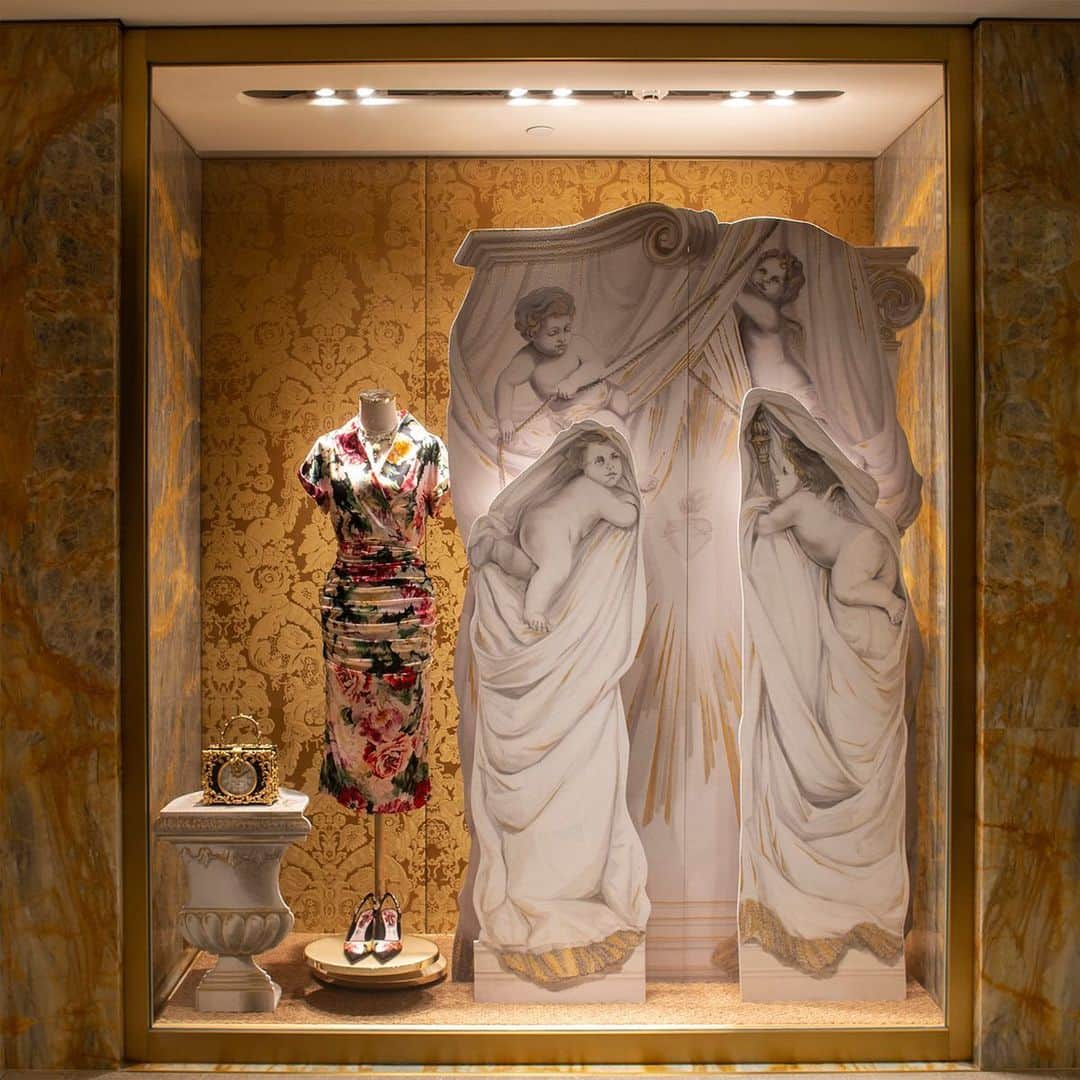 ドルチェ&ガッバーナさんのインスタグラム写真 - (ドルチェ&ガッバーナInstagram)「Enhancing the beauty of the #DGWomen collection, the Hong Kong boutique of Alexandra House comes to life with angelic cherubs.  #DGFattoAMano」5月9日 2時59分 - dolcegabbana
