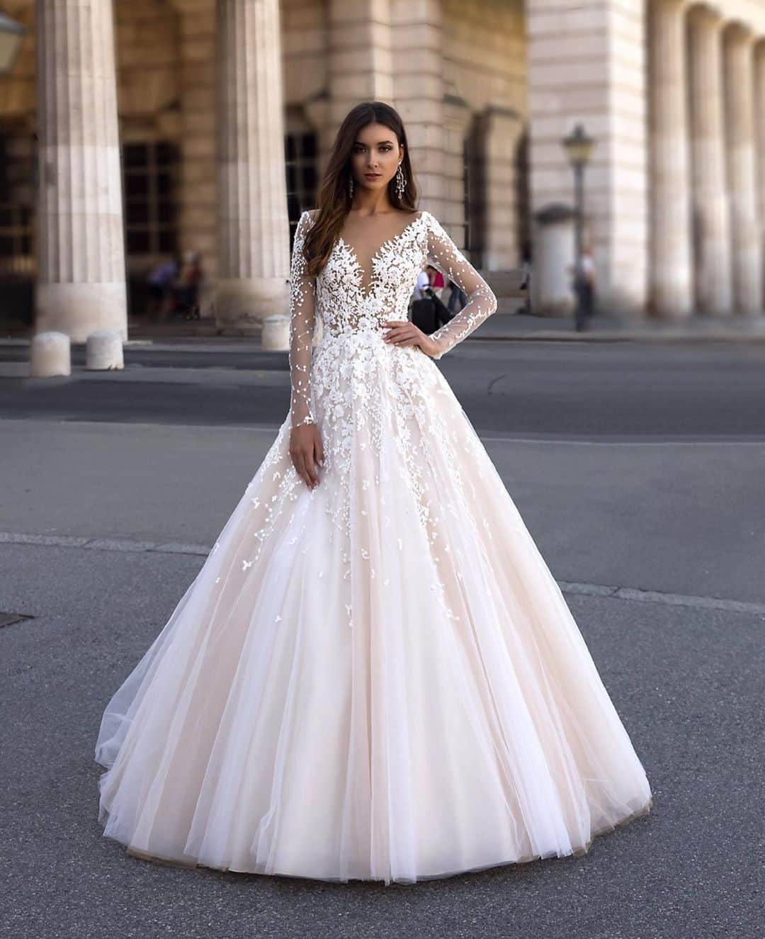 Wedding Lifeのインスタグラム：「OMG!😍 Totally In love with this gorgeous ”Nuria” gown by @oksana_mukha_official❤️ Ladies go check them out and follow them for loads more stunning dresses!💕 @oksana_mukha_official @oksana_mukha_official @oksana_mukha_official ____________________ oksana-mukha.com」
