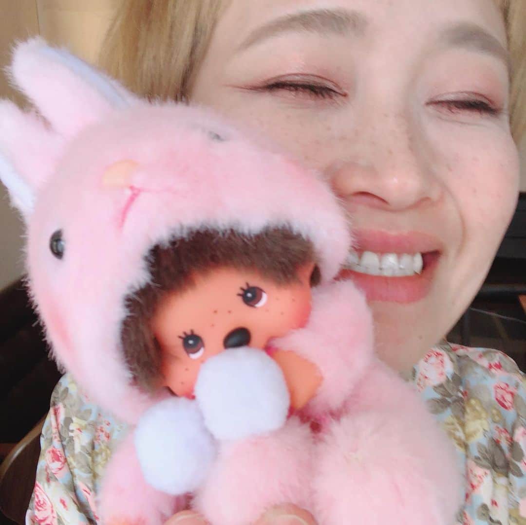 ロシアン佐藤のインスタグラム：「ゴールデンウィーク中イベントやら、グッズ販売やらあって、プレゼントもたくさん頂きました😭❤️❤️❤️ありがとうございますー！！ モンチッチと私。。めっちゃええやん← 高級ポッキー？バトンドールや、出雲市のシュブスタンスという洋菓子屋さんのスイーツ、リンツのチョコ、久世福商店のご飯のお供😍❤️❤️ みんな私の好み知ってるなあ、、、ってじーん🥺  お手紙も全部読んでますー🥺❤️らぶ」