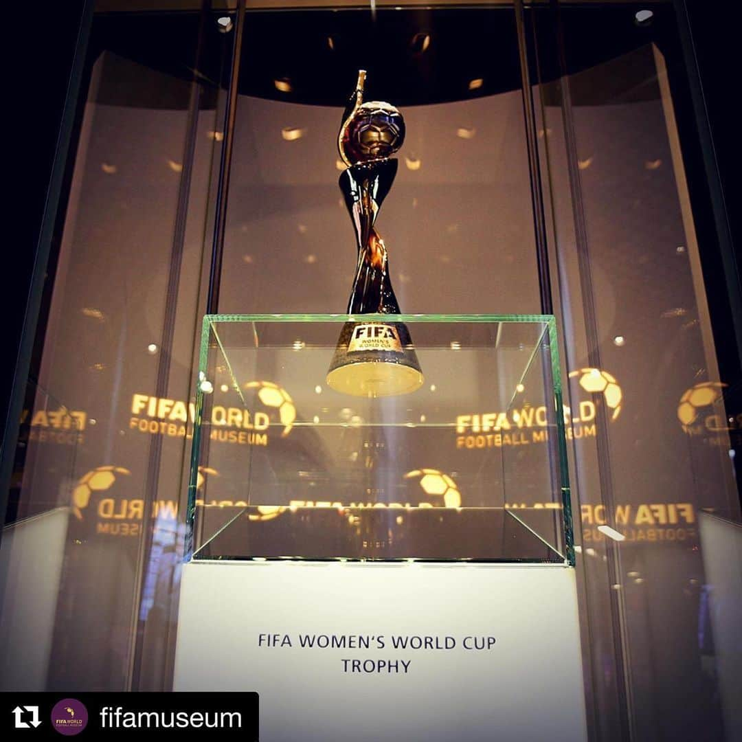 FIFAワールドカップさんのインスタグラム写真 - (FIFAワールドカップInstagram)「Simply majestic 😍  #Repost @fifamuseum ・・・ After a tour that took it to 24 countries, across six continents - the FIFA Women's World Cup Original Trophy is back in its display case at the FIFA Museum 😍🏆 . The next time it leaves will be for the 2019 #FIFAWWC in France 🇫🇷⚽️ . #DareToShine #WomensWorldCup #Football #WomensFootball #France #LeMomentDeBriller」5月9日 3時09分 - fifaworldcup