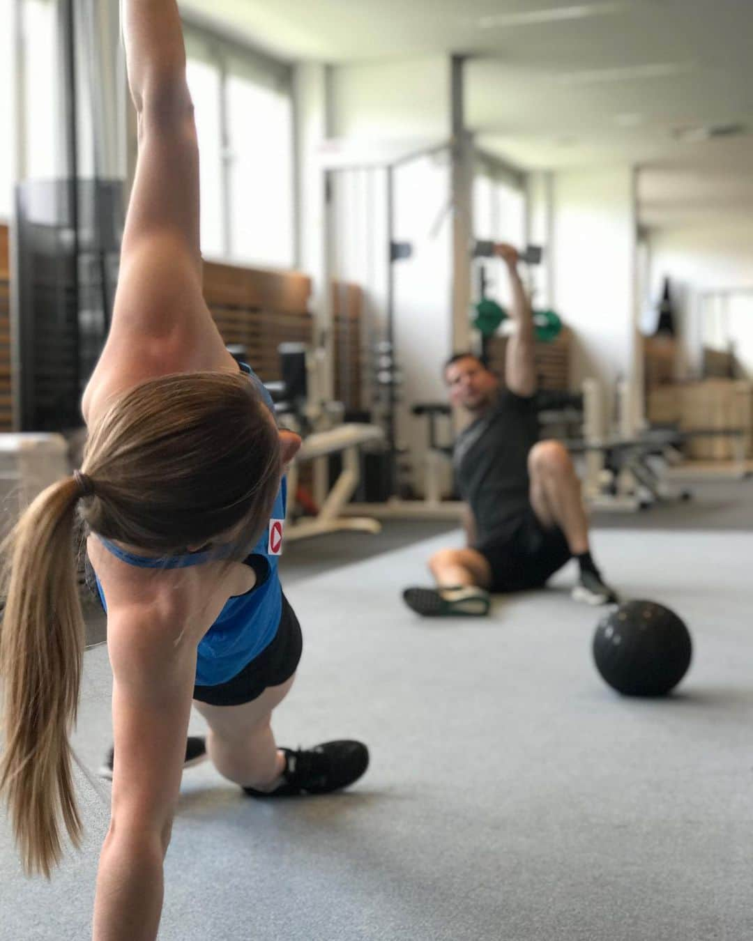 ミリアム・ツィーグラーのインスタグラム：「Working hard - but mostly just having fun with @myruski and @severin_kiefer 💁🏻‍♀️ @heeressportzentrum #workoutwednesday #newseasonahead #buildingstrength #gettingstronger」