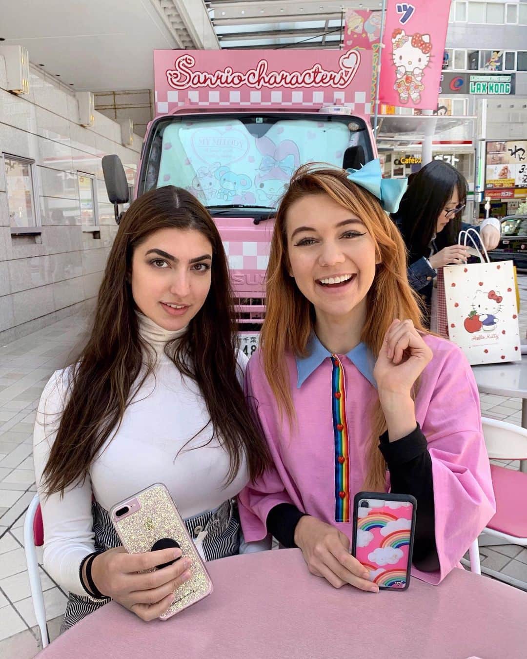 レイチェル・レビンのインスタグラム：「For those who saw my last picture and said that I was not in japan and it’s a prank for a video- TELL ME THAT YOU COULD EVEN FIND A HELLO KITTY CREPE IN AMERICA (swipe for the hello kitty crepe)」