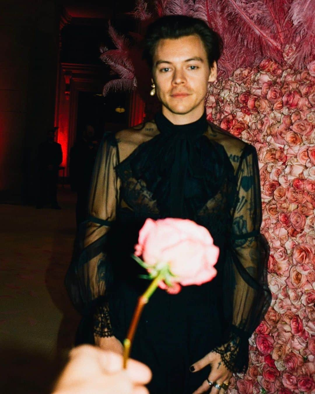 Vogueさんのインスタグラム写真 - (VogueInstagram)「A rose for #MetGala cohost @harrystyles and his single pearl earring. Tap the link in our bio to see more fly-on-the-wall photos from inside the party that you can't see anywhere else. Photographed by @mehdilacoste_」5月9日 3時22分 - voguemagazine