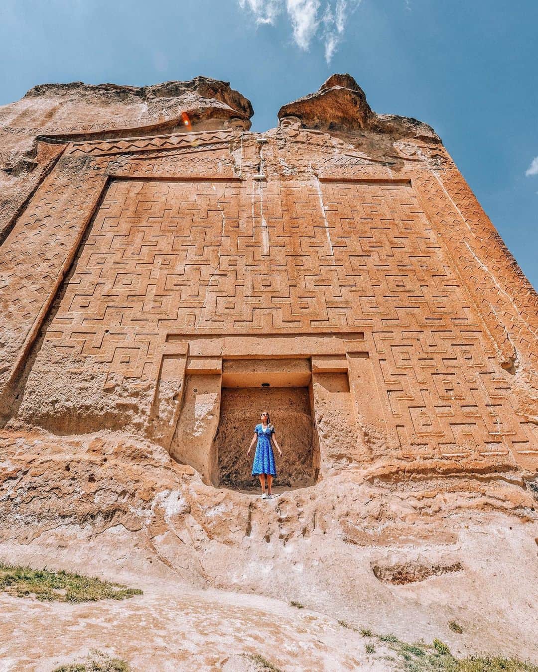 Izkizのインスタグラム：「Found an amazing site near the village of Yazılıkaya called the Midas Monument. It’s a beautifully decorated façade, carved into the vertical rock, dating back to the 7th or the 6th century BC. Its appearance resembles an entrance to a temple, but actually only a very shallow niche is carved into the rock. Most probably where I’m standing used to be a statue of the goddess Kybele, also known among the Phrygians as Matar (mother) 💙 #KingMidas #ApolloMusicDuel #LibertyCap #Yazilikaya #Han #VisitHan #Eskisehir #Turkey」