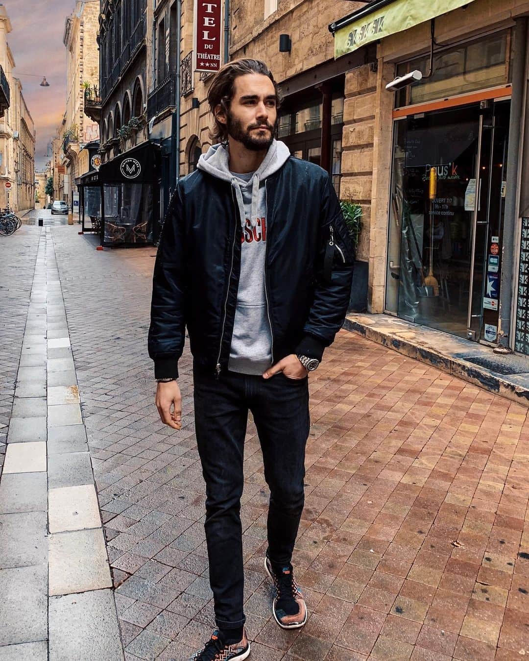 NICOLAS SIMOESのインスタグラム：「Out for burgers 🍔✖️」