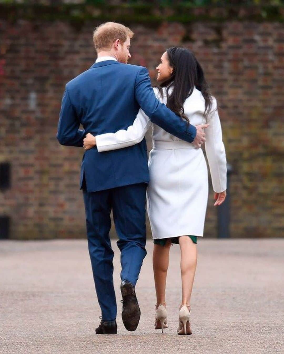 People Magazineさんのインスタグラム写真 - (People MagazineInstagram)「2017 vs. 2019 💕 From engaged couple to new parents, Meghan Markle and Prince Harry have continued to show their affection for each other in the sweetest way. | 📷: Press Association via AP, Pete Summers/Shutterstock」5月9日 3時36分 - people