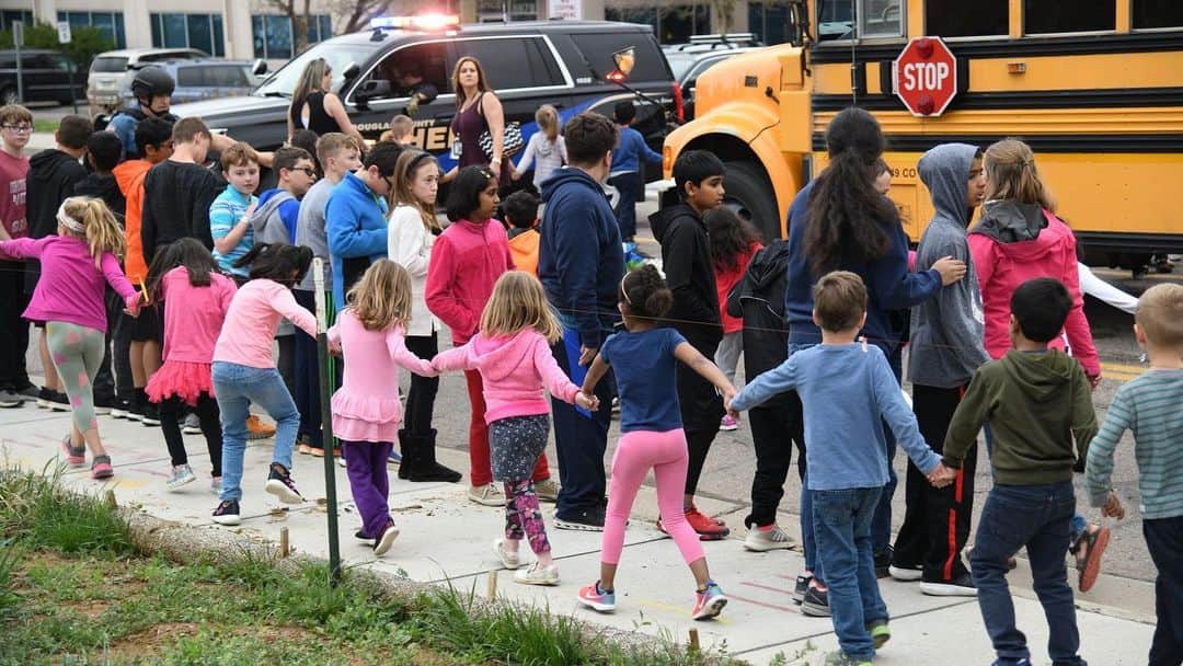 コビー・スマルダーズのインスタグラム：「This has got to stop. I don’t know how many more school shootings we as people in this country have to see before we DO SOMETHING ABOUT IT!  #gunreformnow」