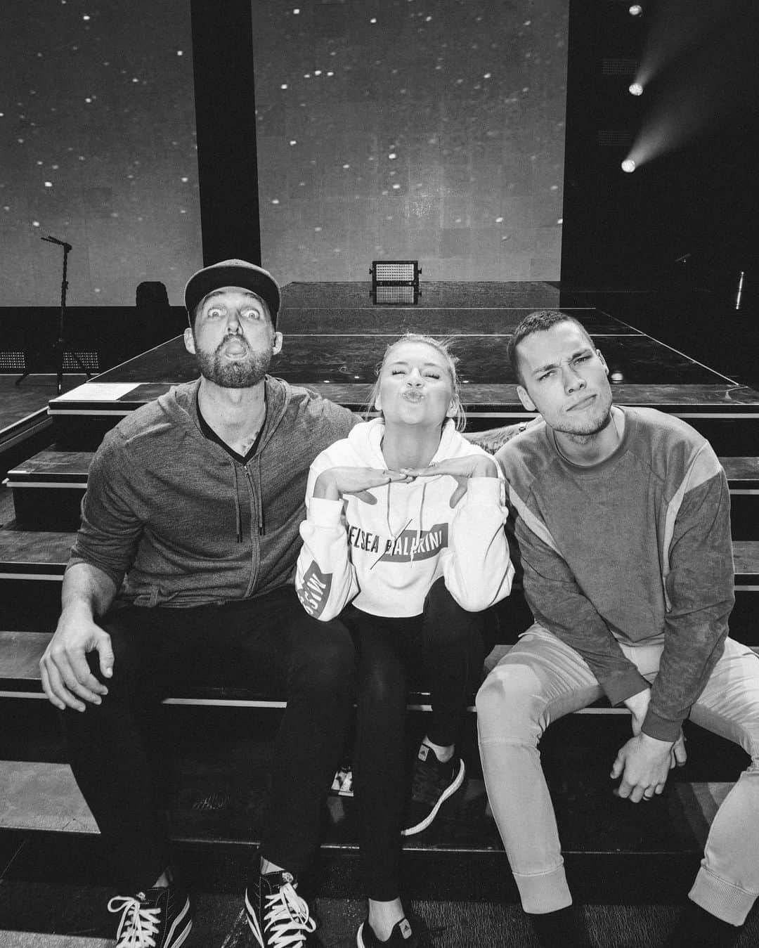 Kelsea Balleriniさんのインスタグラム写真 - (Kelsea BalleriniInstagram)「Heading into the last weekend of the Miss Me More tour. I’ve loved every second of every show and feel so lucky to have shared it with these guys. Duluth, Cedar Rapids, Fargo we’re heading your way!!!」5月9日 3時45分 - kelseaballerini