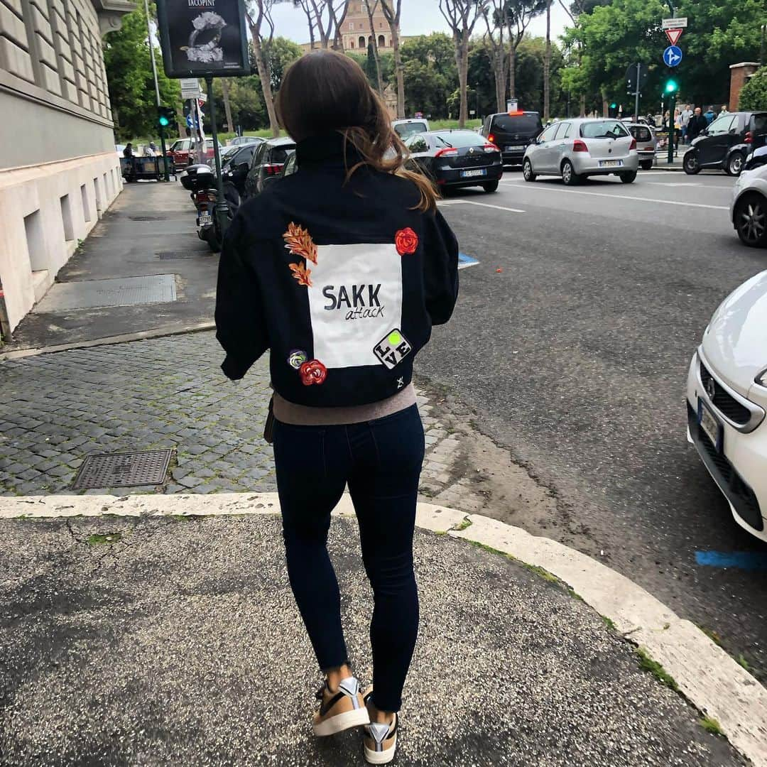 マリア・サッカリさんのインスタグラム写真 - (マリア・サッカリInstagram)「Strolling around the streets of #Rome with my @thezoekshop customised jacket 🇮🇹」5月9日 3時56分 - mariasakkari