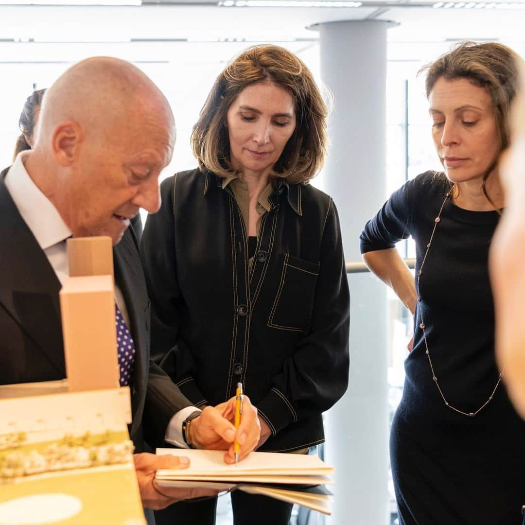 ノーマン・フォスターさんのインスタグラム写真 - (ノーマン・フォスターInstagram)「Glimpses of life in the studio in London」5月9日 3時50分 - officialnormanfoster