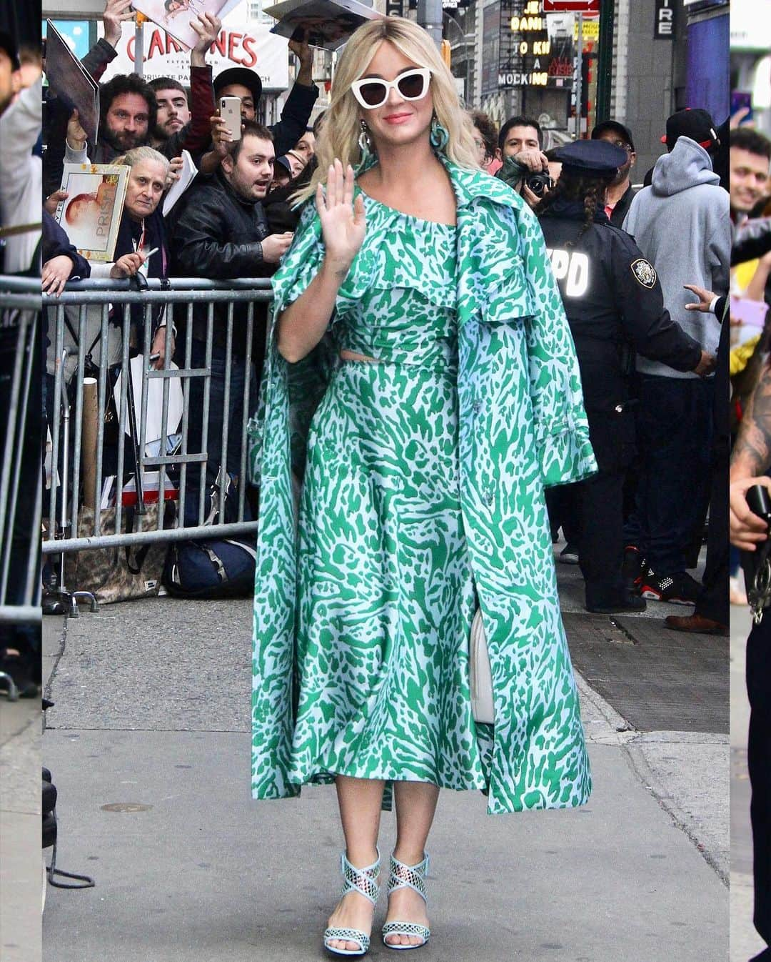 Just Jaredさんのインスタグラム写真 - (Just JaredInstagram)「@katyperry all smiles while stopping by @goodmorningamerica this morning! See more on JustJared.com #KatyPerry Photos: Backgrid」5月9日 3時50分 - justjared