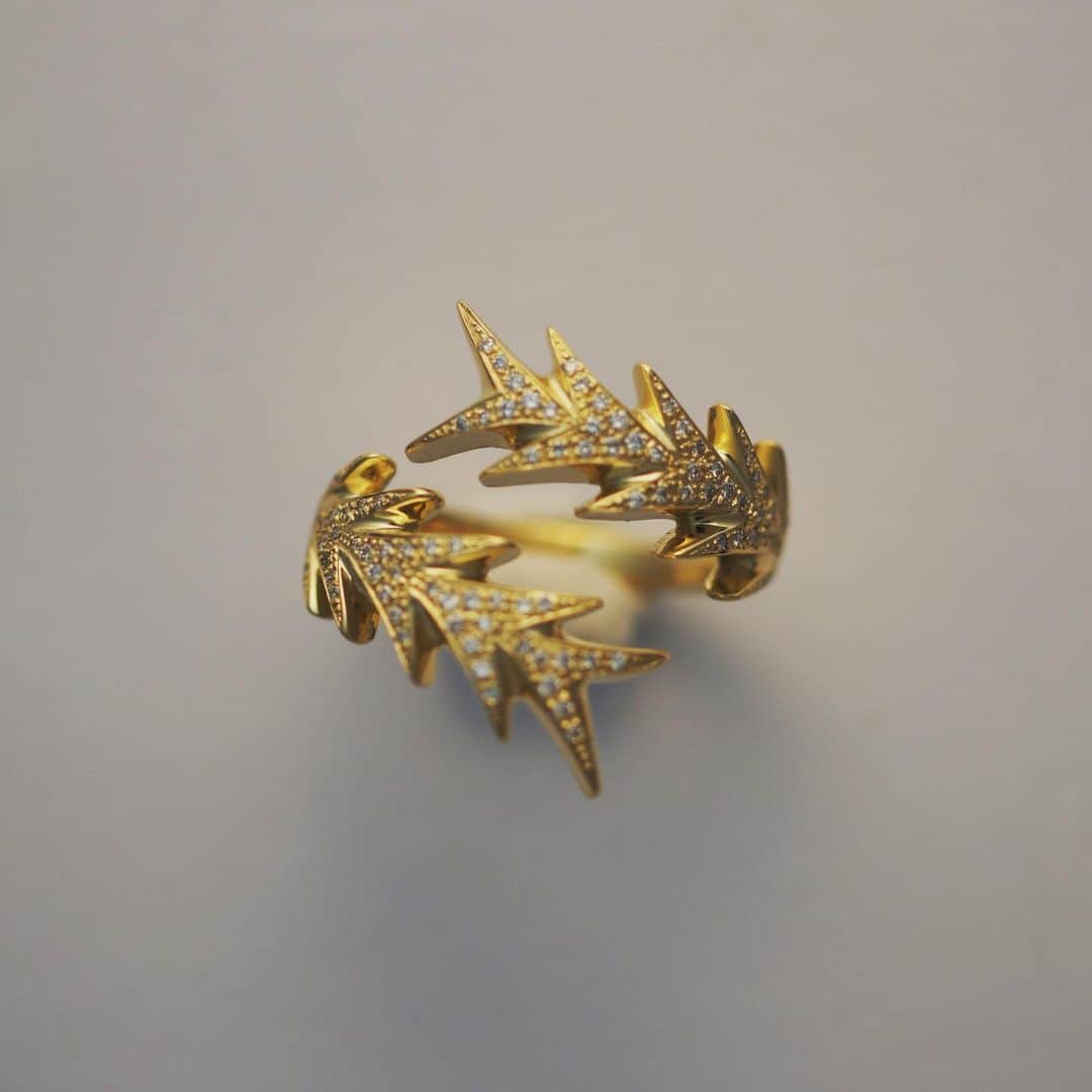 のインスタグラム：「Anillo en oro amarillo con diamantes de la colección Yedra 🌿✨ #JoaquinBerao #jewelryaddict #jewelrydesign #jewelry #fashion #handmade #JoaquinBeraoJapon #JoaquinBeraoMilan #JoaquinBeraoValencia」