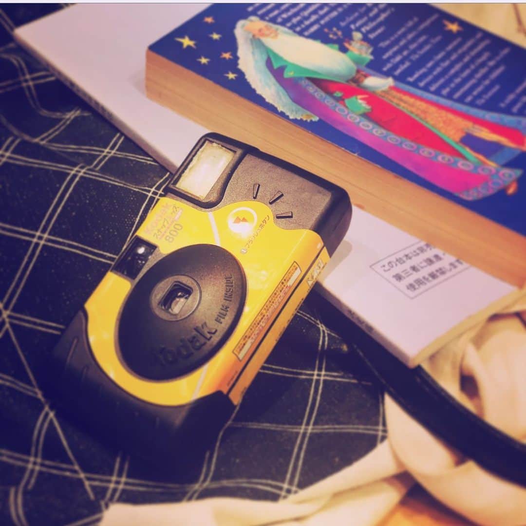 のインスタグラム：「カメラが欲しい。 #ファインダー越しの私の世界  見てみたい。 でも買えないからインスタントカメラから始めてみました(ˊ•̤ω•̤ˋ) しかも既に壊れてる。笑 ２７枚しかないっていう危うさがやたらドキドキする💓 #フィルムに焼き付けた僕の世界  #インスタントカメラ」