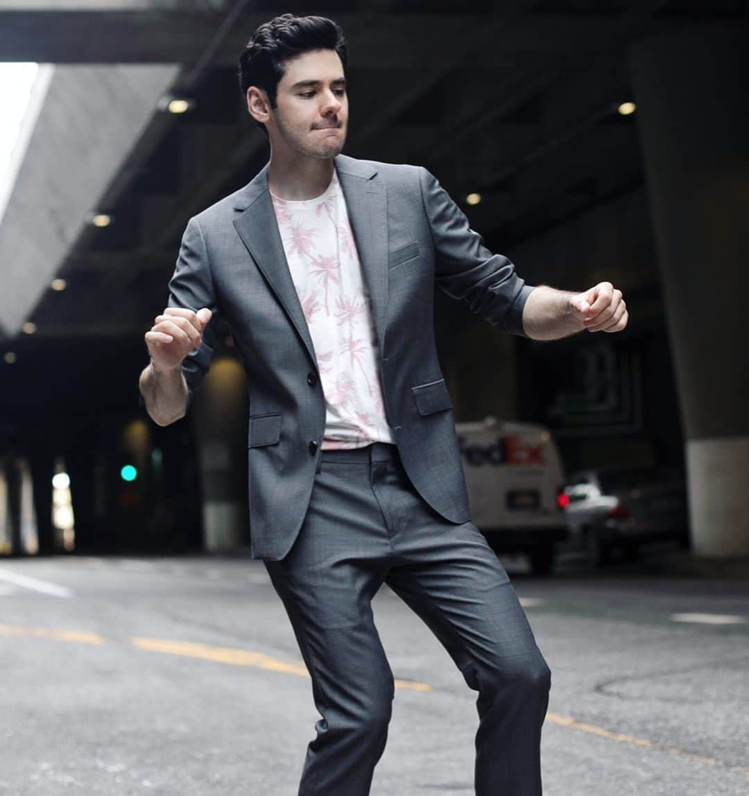 ブレンダン・ロビンソンさんのインスタグラム写真 - (ブレンダン・ロビンソンInstagram)「Dance like nobody’s watching!  It’s fun 😃 | What’s your favorite song to get down to??? . . Suit and Tee by @bonobos . . Pics by @larrywrightphotography . . #dance #fun #danceparty #music #carefree #silly #dontcare #smooth #happydance」5月9日 3時53分 - brendanrobinson